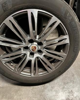 4 cerchi da  19” con pneumatici invernali.