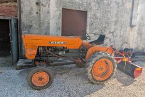Trattore FIAT 250 con sollevamento