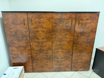 Armadi di variw dimensioni in legno radica