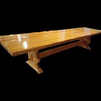 Tavolo e sedie in legno massiccio per taverna