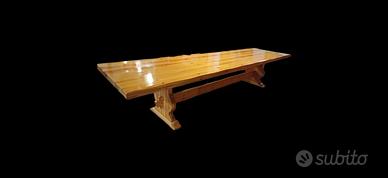 Tavolo e sedie in legno massiccio per taverna