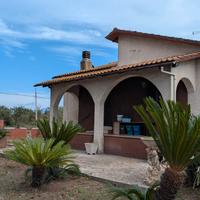 Villino + corte + magazzini - Bgo Flora Cisterna