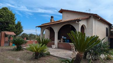 Villino + corte + magazzini - Bgo Flora Cisterna