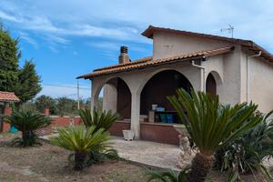 Villino + corte + magazzini - Bgo Flora Cisterna