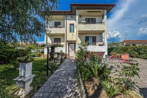 Villa di 200 m² con più di 5 locali a Aprilia