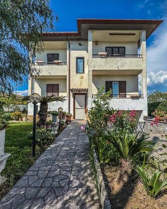 Villa di 200 m² con più di 5 locali a Aprilia