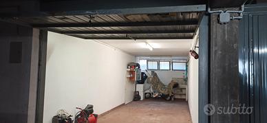 Garage con acqua e luce
