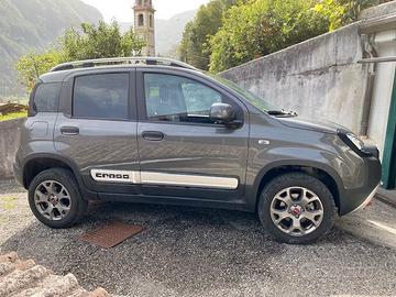 Fiat Panda Cross 4x4, del 10/23 con soli 2.200 km!