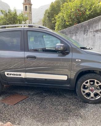 Fiat Panda Cross 4x4, del 10/23 con soli 2.200 km!
