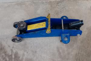 Cric Idraulico a Carrello 2T + Asta Sollevamento