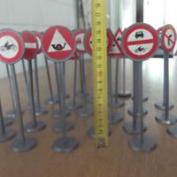 Segnali stradali in miniatura per scuola