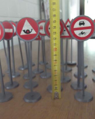Segnali stradali in miniatura per scuola