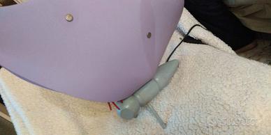 Lampada a forma di farfalla con ali lilla