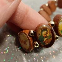 Braccialetto in legno con simboli cristiani