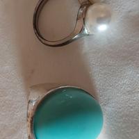 Due anelli di bigiotteria