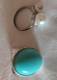 Due anelli di bigiotteria