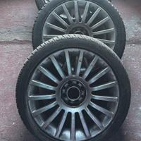 due cerchi con due gomme per fiat 500 16