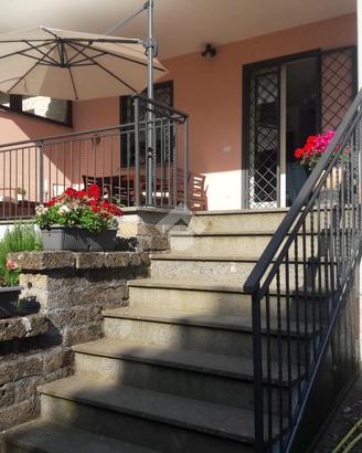 VILLA A SCHIERA A NEPI