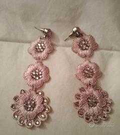 Orecchini pendenti rosa in stoffa e brillantini 