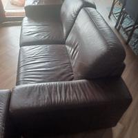 numero due divani in pelle colore marrone scuro