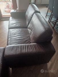 numero due divani in pelle colore marrone scuro