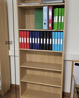 Libreria in legno chiaro