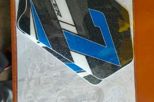 adesivi laterali serbatoio moto