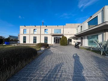 PE 143 Locale commerciale con magazzino