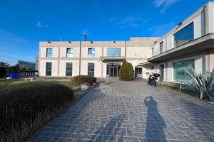 PE 143 Locale commerciale con magazzino