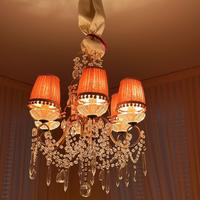 Lampadario con paralumi artigianali