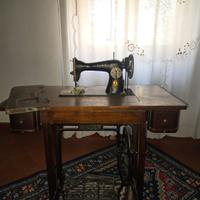 Macchina per cucire Singer completa di tavolo