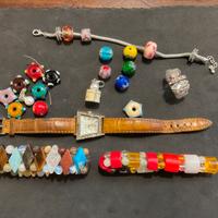 Orologio e bigiotterie.