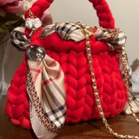 Borsa a tracolla intrecciata a mano.