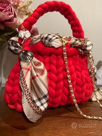 Borsa a tracolla intrecciata a mano.