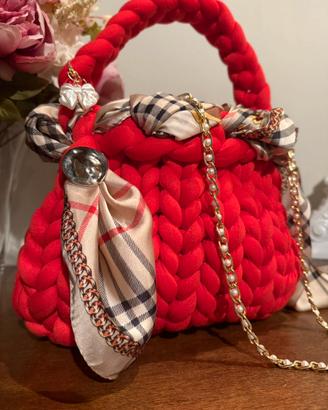 Borsa a tracolla intrecciata a mano.