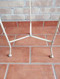 Tavolino base di complemento. 