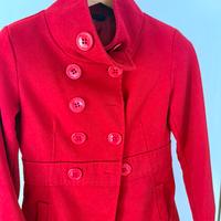 Cappotto corto color rosso acceso
