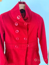 Cappotto corto color rosso acceso