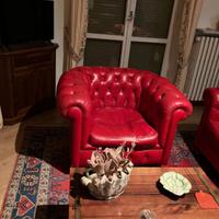 Divano e poltrone Chesterfield in pelle rossa