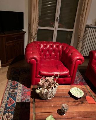Divano e poltrone Chesterfield in pelle rossa