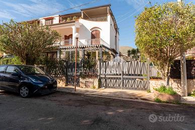 Villa Unifamiliare mq 250 + mq 300 spazi esterni