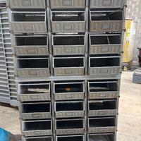 CASSETTIERE IN FERRO CON CASSE A BUCCA DI LUPO