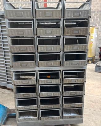 CASSETTIERE IN FERRO CON CASSE A BUCCA DI LUPO