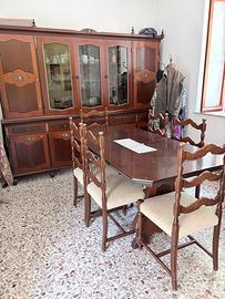 Tavolo in legno con 6 sedie e mobile