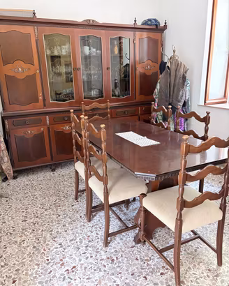 Tavolo in legno con 6 sedie e mobile