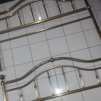 Arredo vintage in ottone: Letto e Lampadari