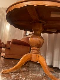 Tavolo  tindo in legno,  diam. 110 cm.