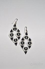 Orecchini in perline e monachella argento