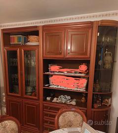 mobile con vetrina e tavolo