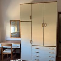 Armadio e scrivania da camera con specchio